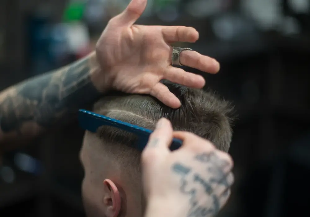 Najmodniejsze fryzury barbera: Inspiracje od mistrza stylu