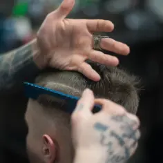 Najmodniejsze fryzury barbera: Inspiracje od mistrza stylu