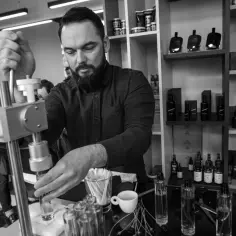 Czemu Drwal Barber stał się popularny wśród mężczyzn na świecie?