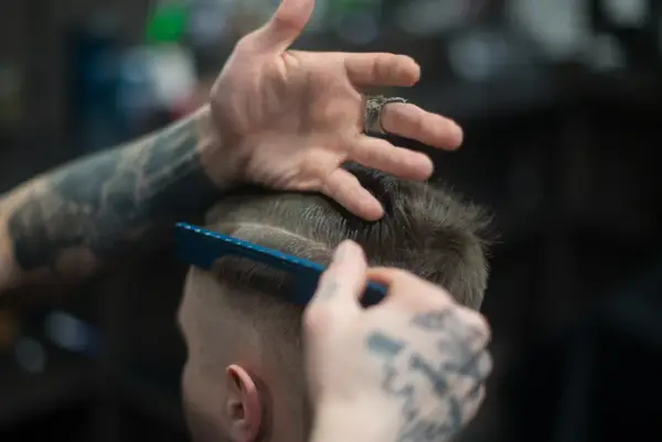 Najmodniejsze fryzury barbera: Inspiracje od mistrza stylu